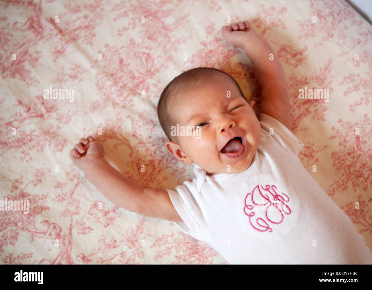 Di due mesi di età bambino sorridente con le braccia alzate come se la chiamata di un touchdown, foto di Janet Worne Foto Stock