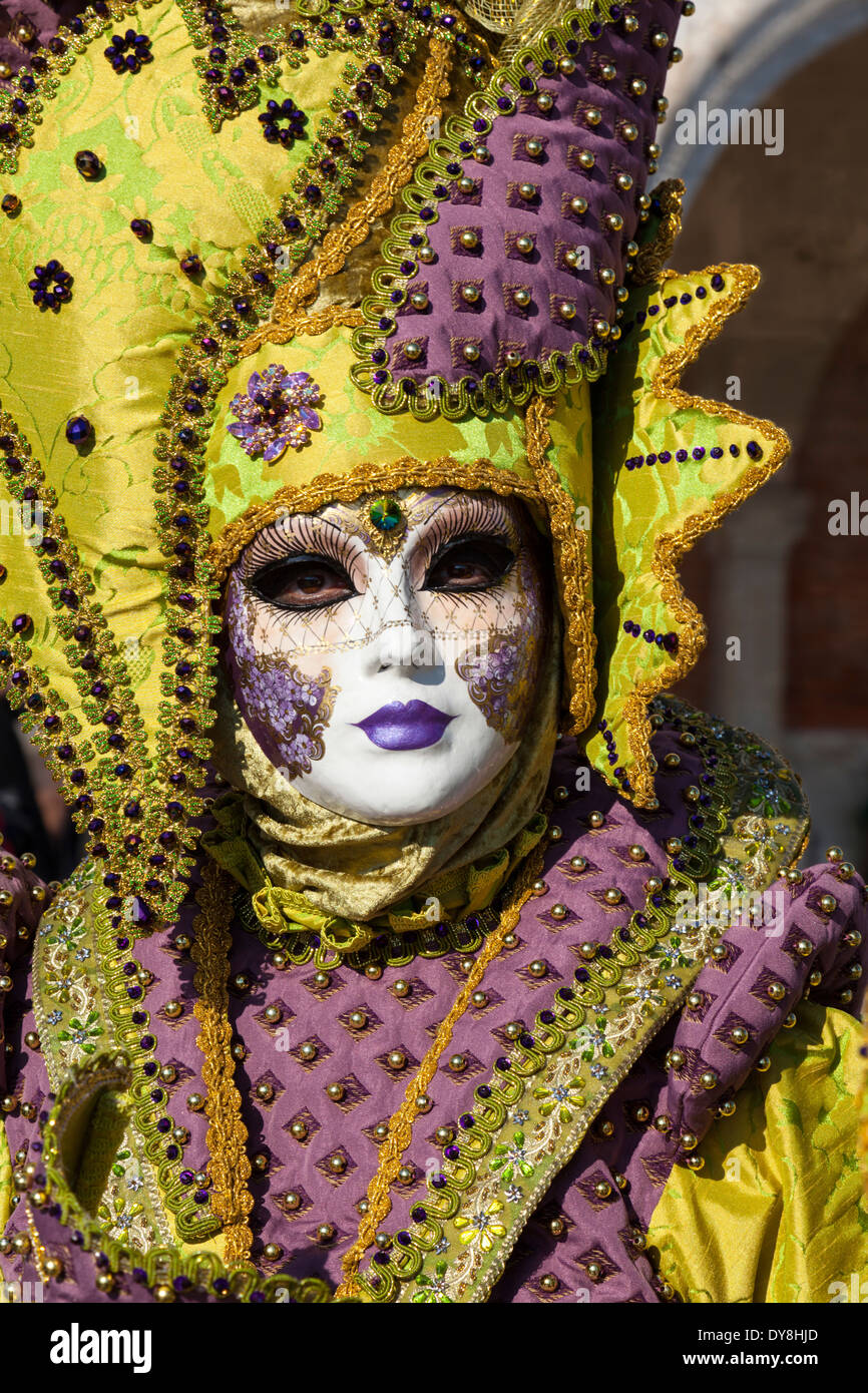 Primo piano di donna in abito lucido, maschera e cappello durante il Carnevale di Venezia, Carnevale di Venezia, Italia Foto Stock