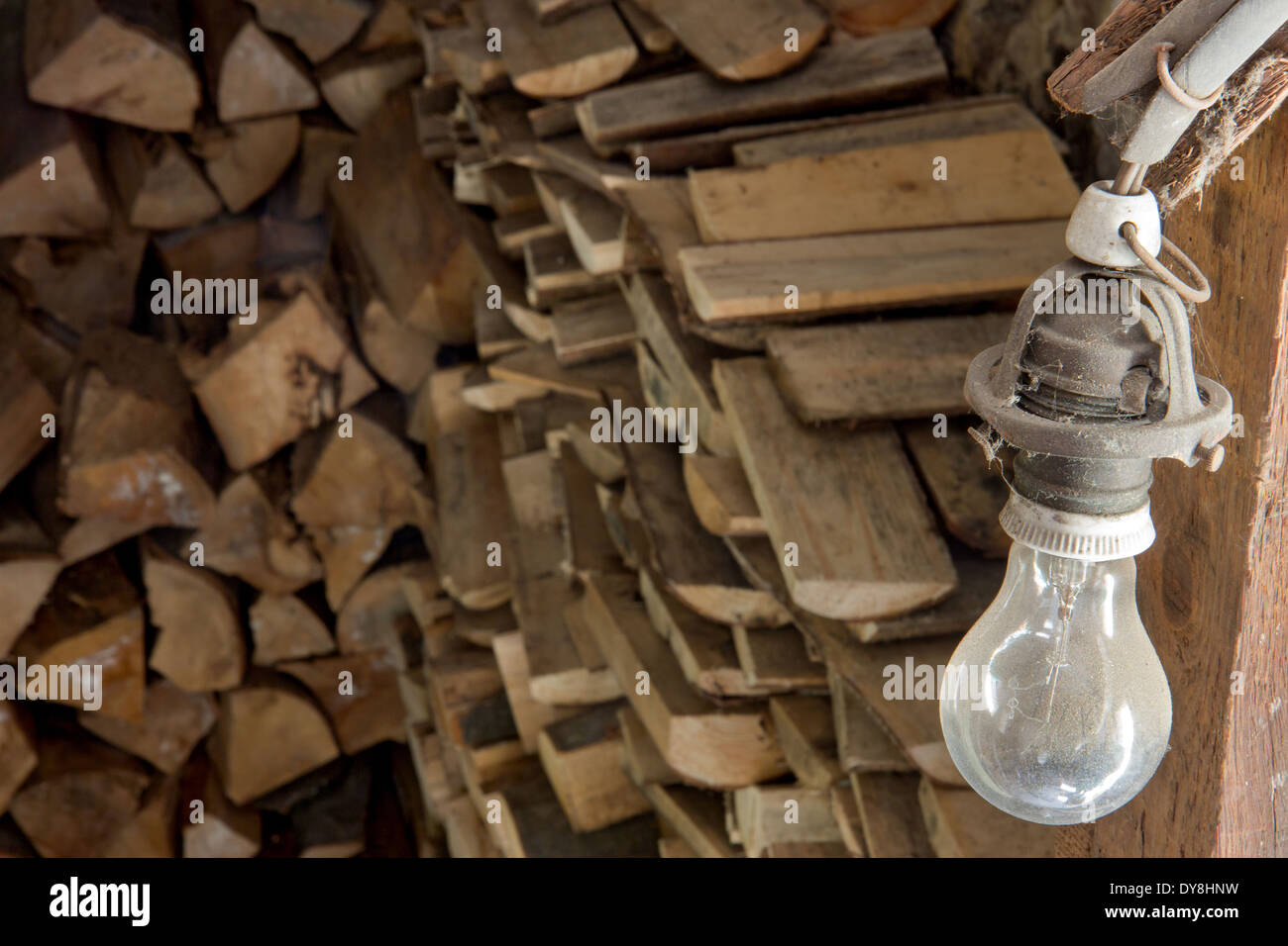 Legna da ardere in stock il capannone Foto Stock