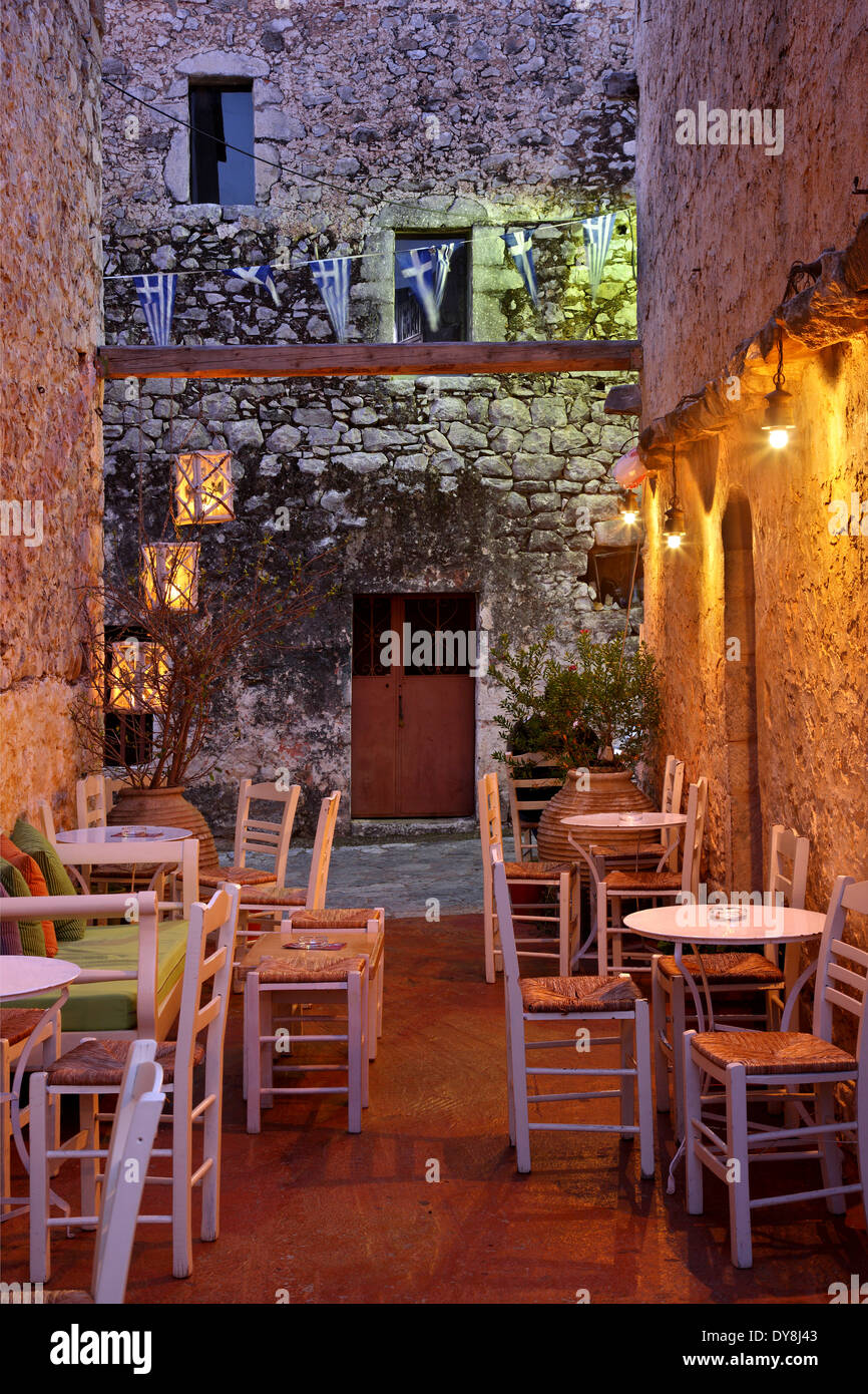 Café atmosferica in Areopolis, il vero "capitale" delle mani regione, Laconia prefettura, Peloponneso, Grecia Foto Stock