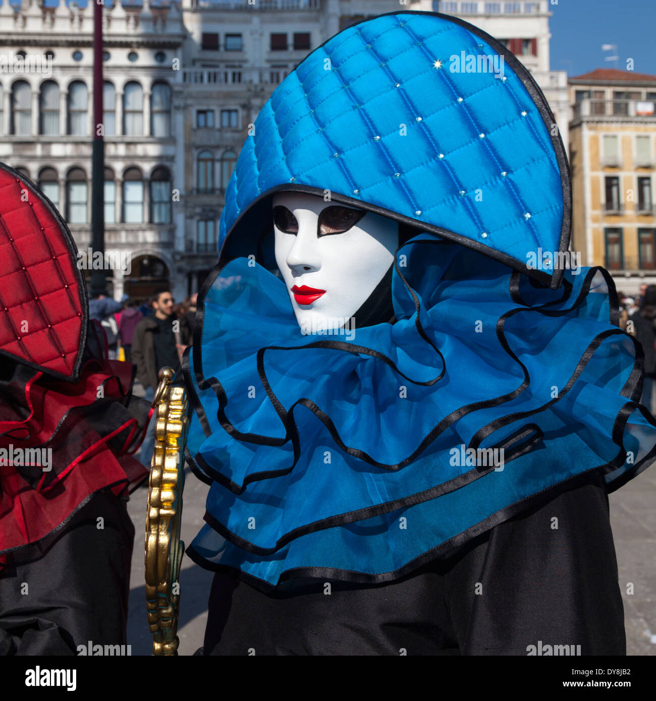 Uomo in costume di arlecchino con blue hat durante il carnevale di Venezia Foto Stock