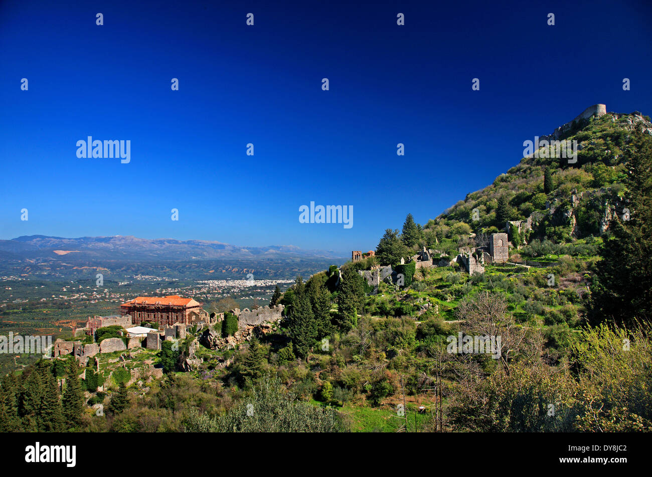 Il medievale, bizantina "castletown' di Mistra, vicino alla città di Sparta (in background), Laconia, Peloponneso e Grecia. Foto Stock