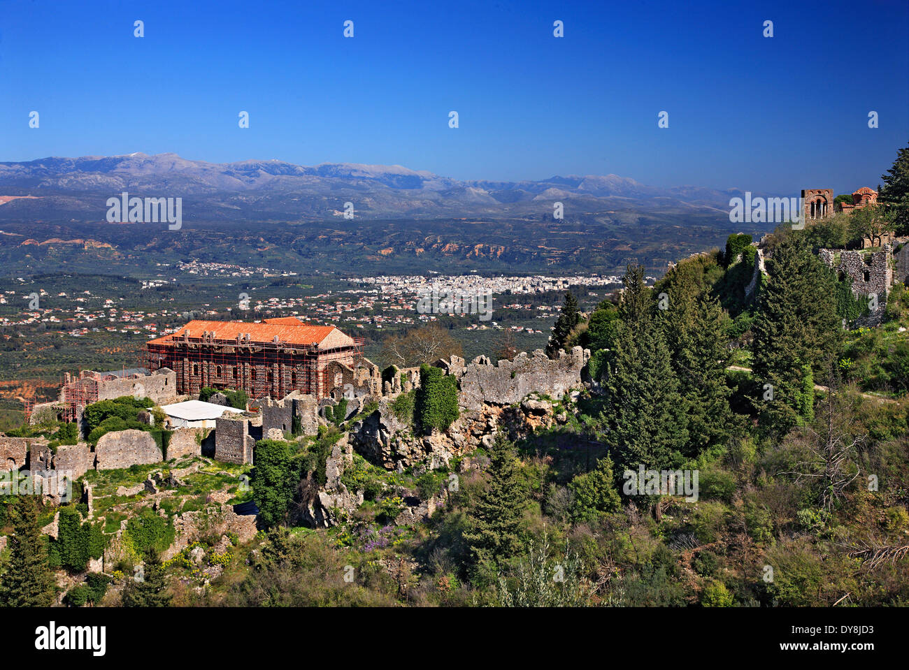 Il medievale, bizantina "castletown' di Mistra, vicino alla città di Sparta (in background), Laconia, Peloponneso e Grecia. Foto Stock