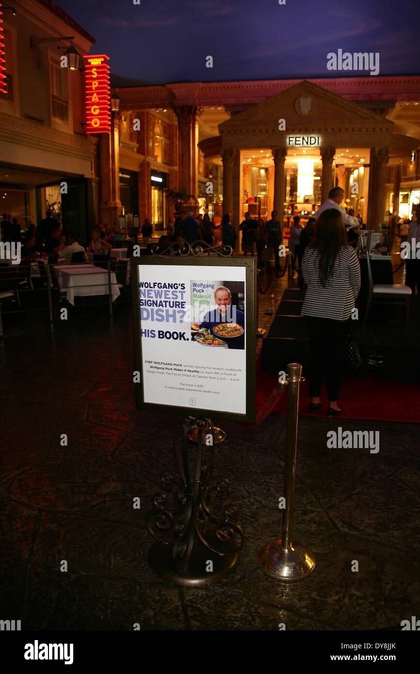 Las Vegas, NV, Stati Uniti d'America. 9 Apr 2014. Atmosfera in corrispondenza di una apparizione pubblica per 'Wolfgang Puck rende sano' Cucinare Libro firma a spago Las Vegas, il Forum Shops at Caesar, Las Vegas, nanovolt Aprile 9, 2014. Credito: James Atoa/Everett raccolta/Alamy Live News Foto Stock