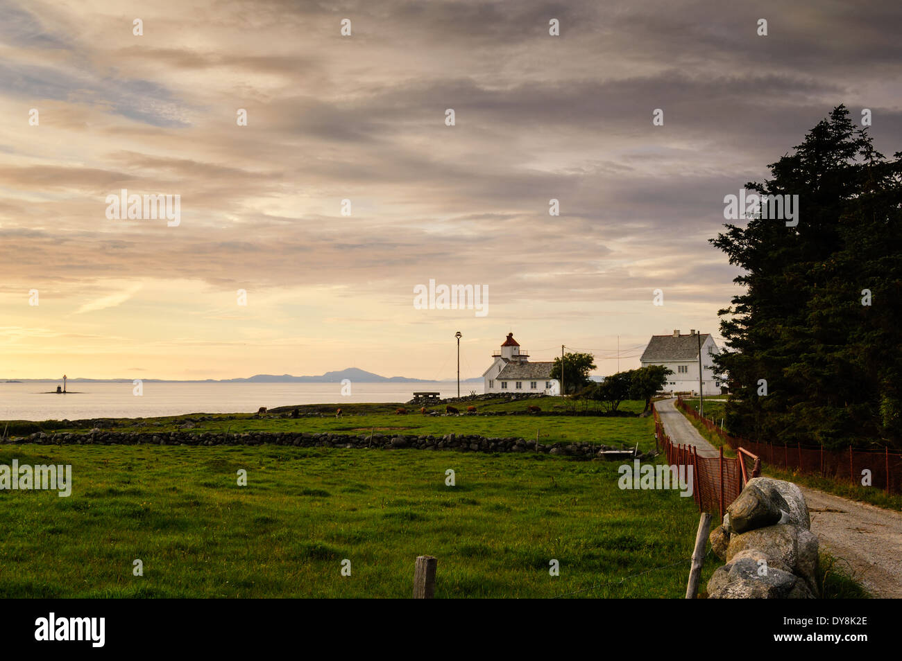 Tramonto a Tungenes fyr, il nord del faro di Jaeren, Norvegia. Foto Stock