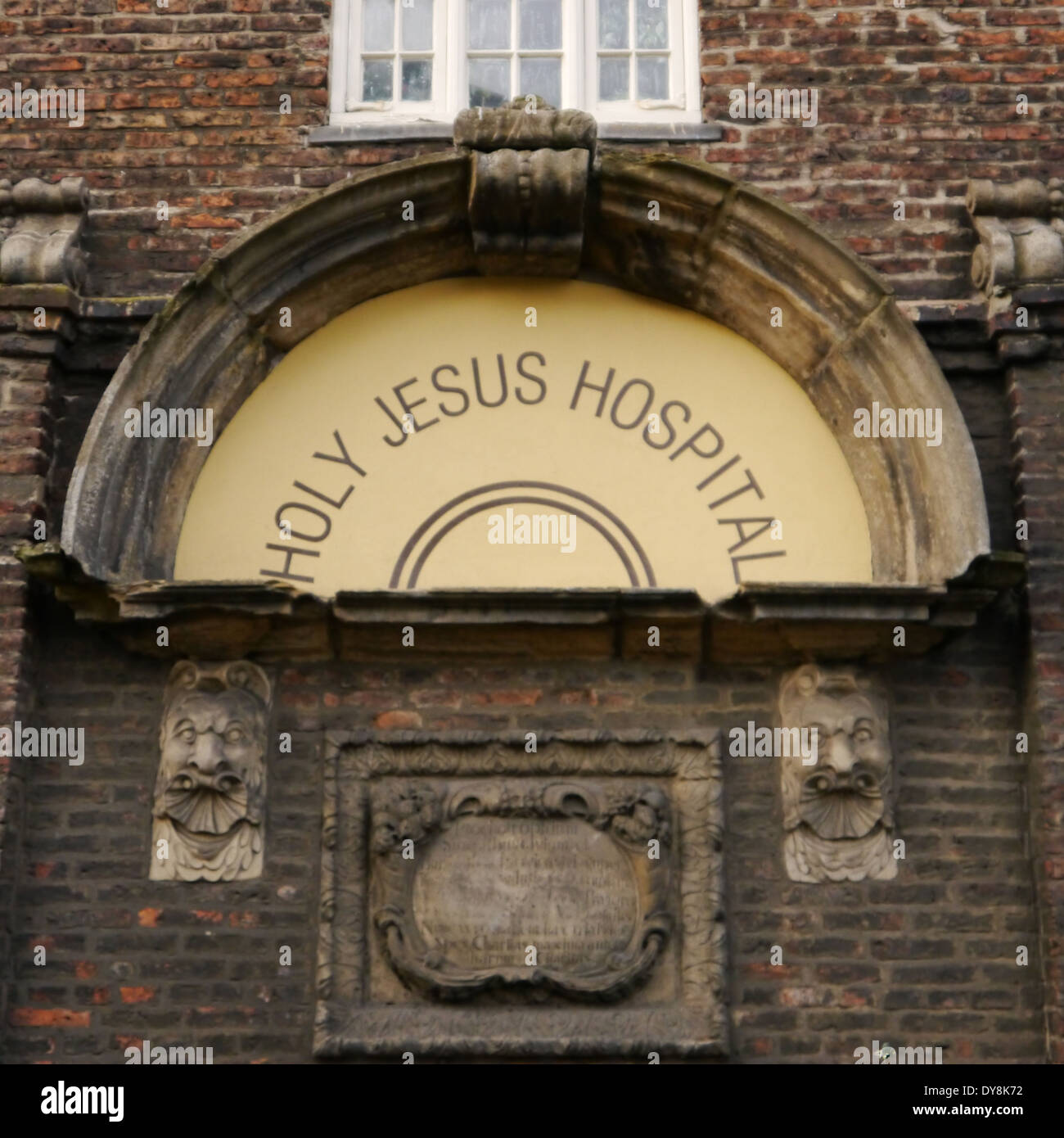 Le caratteristiche architettoniche, tra cui frontone arcuato e la placca di ex Santo Gesù ospedale, Newcastle upon Tyne Foto Stock