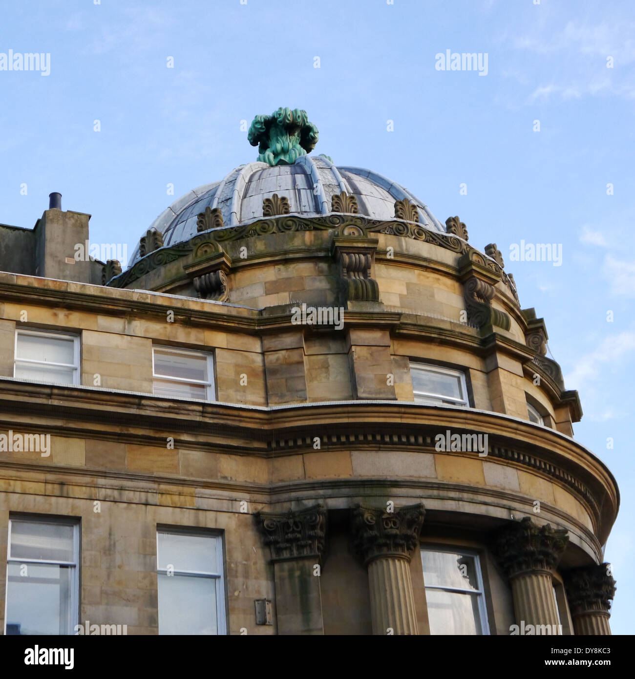 Le caratteristiche architettoniche di stile neo-classico edificio di pietra, Grainger Town, Newcastle upon Tyne, attualmente utilizzati da Barclays Bank Foto Stock