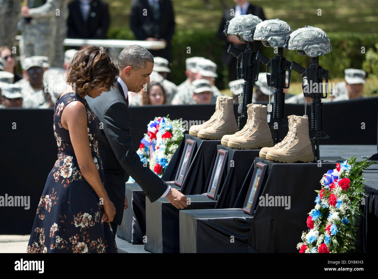 Durante un memoriale di servizio, Pres. Obama e la First Lady Michelle rispetti a soldati uccisi nel tiro a Fort esercito COFANO POST Foto Stock