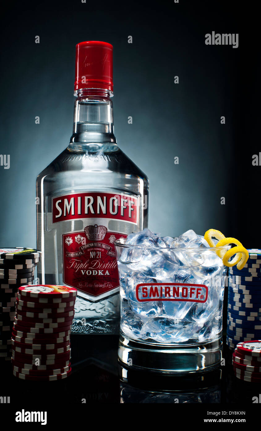 Smirnoff Vodka e bottiglia di vetro su un tavolo con poker chips Foto Stock