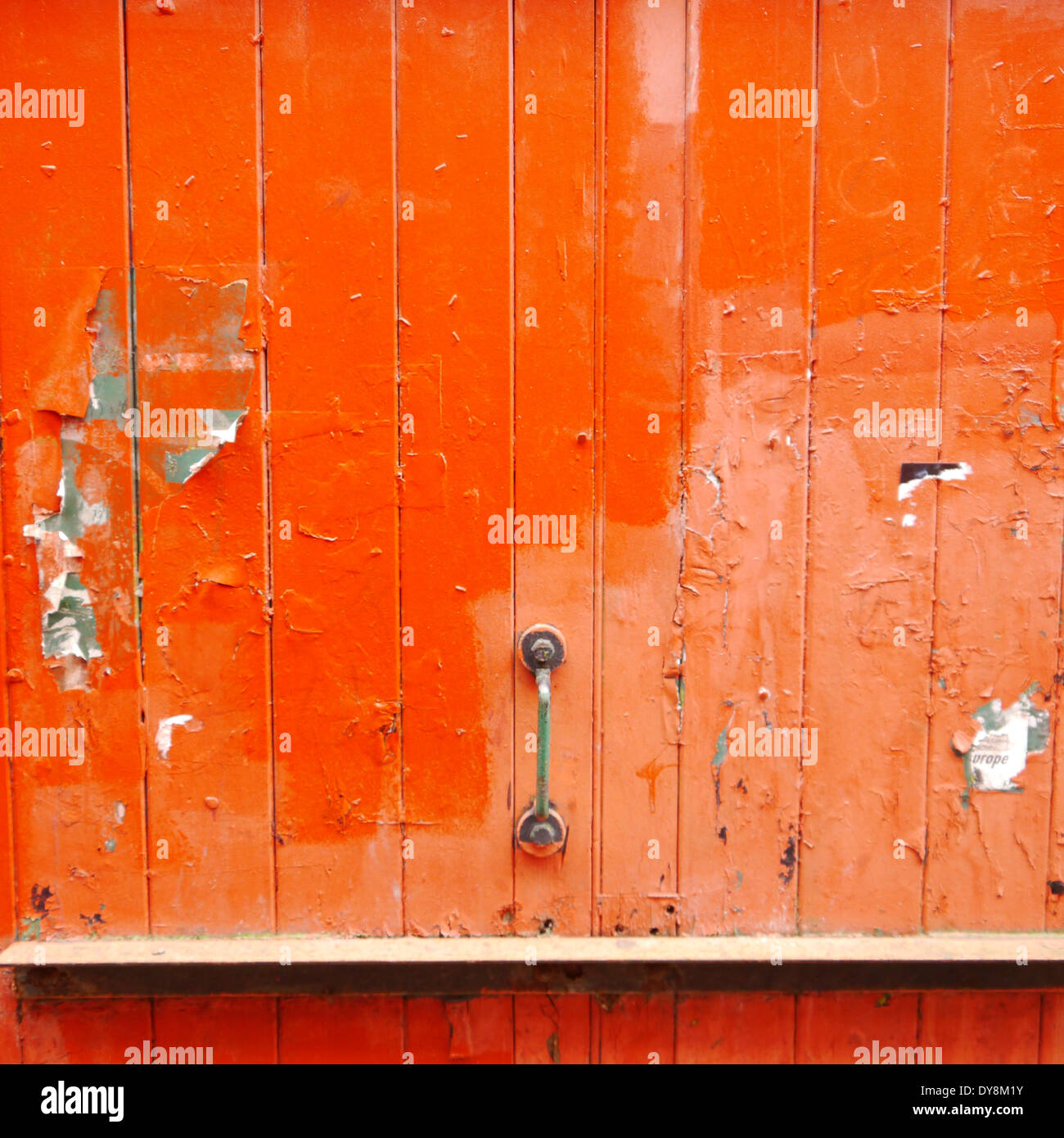 Vista astratta di fatiscente porta in legno con vernice di pelatura Foto Stock