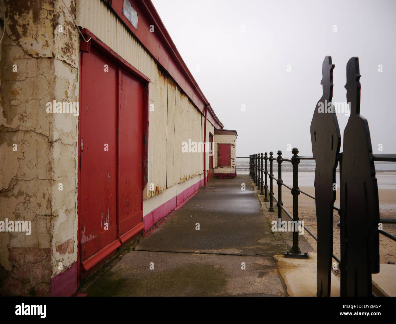 Abbandonata, abbandonata Regent Cinema, Redcar, Cleveland. Paesaggio urbano con silhouette figure raffiguranti Laurel e Hardy Foto Stock
