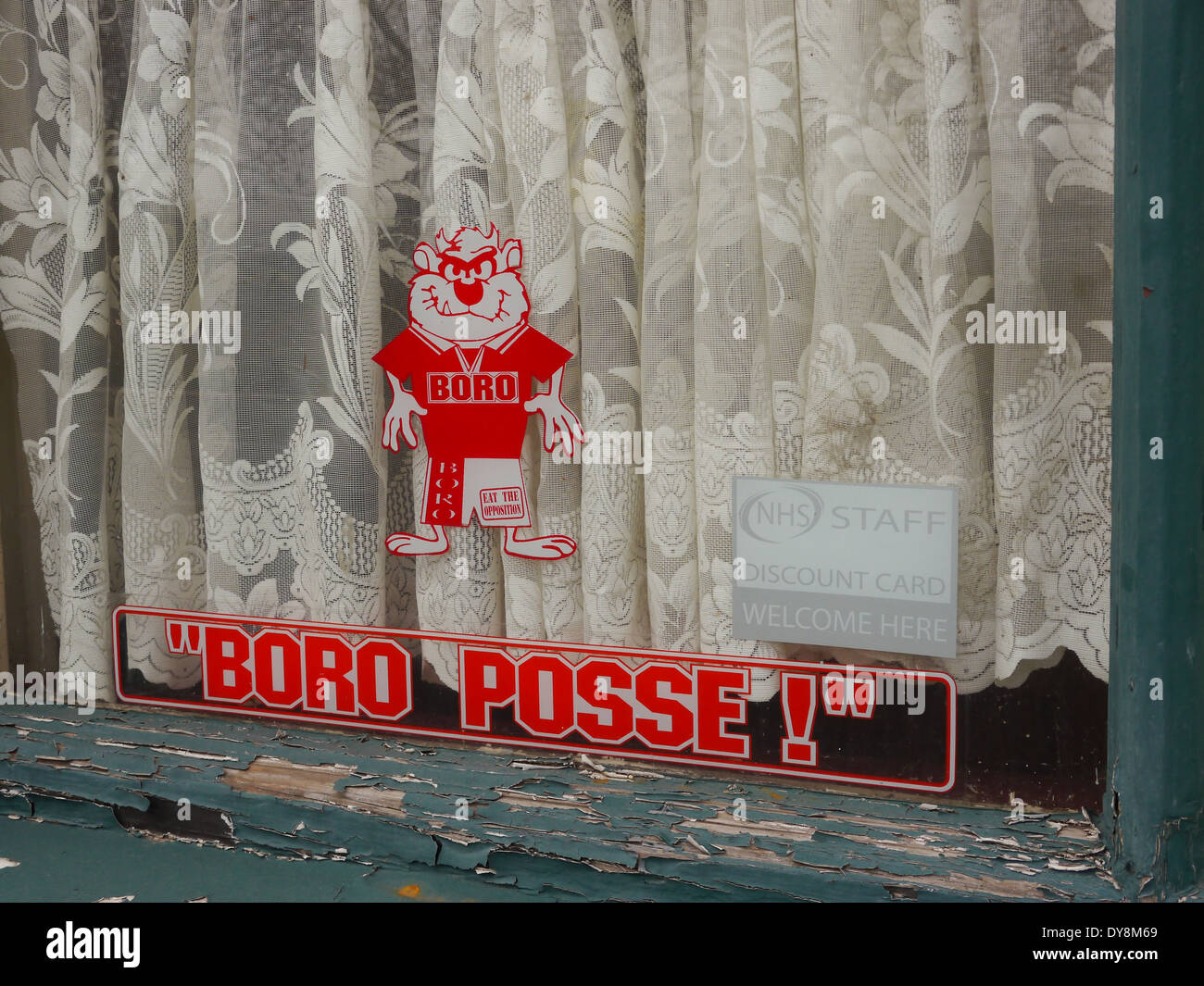 'Boro Posse' adesivo con logo nella finestra di abbandonate / proprietà abbandonati / pub di Middlehaven, Middlesbrough Foto Stock