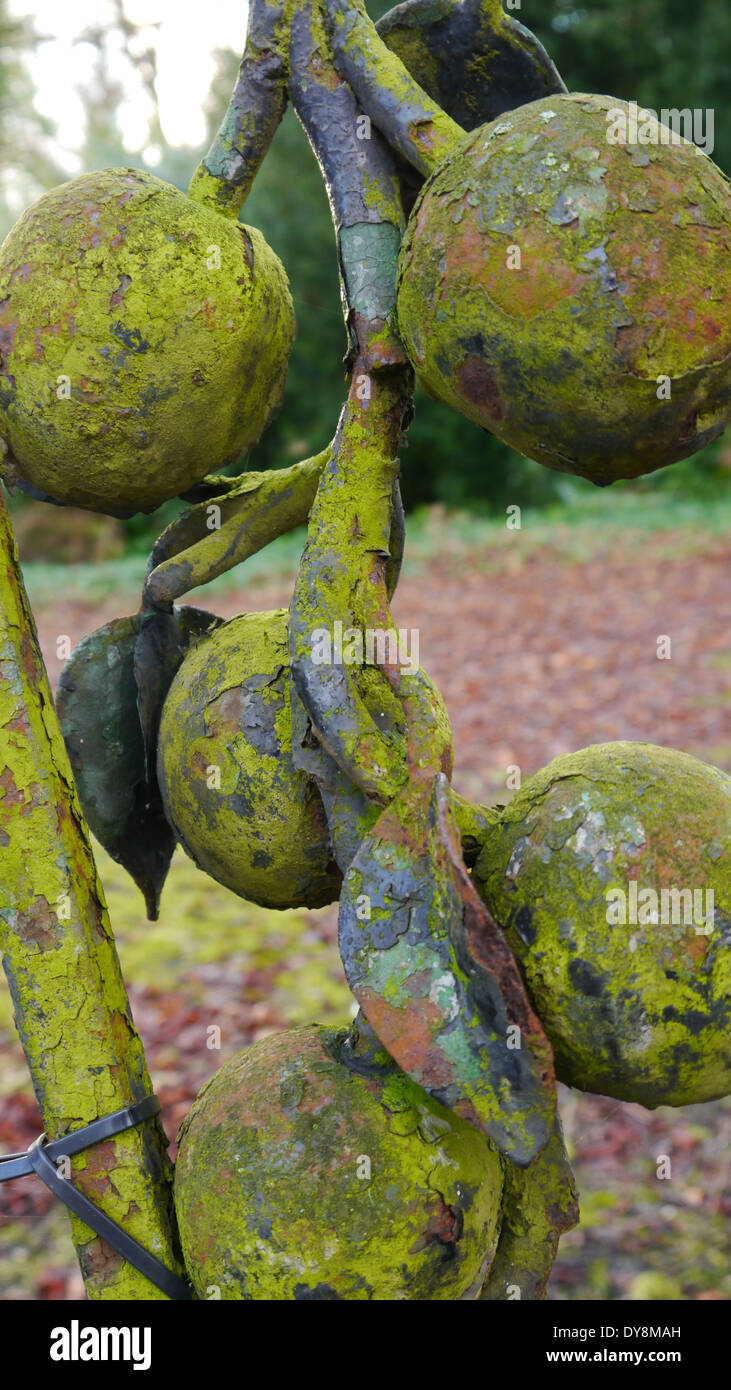 Vista parziale di abbandonati, negligente e ruggine cancellata in ferro battuto, Newcastle upon Tyne Foto Stock