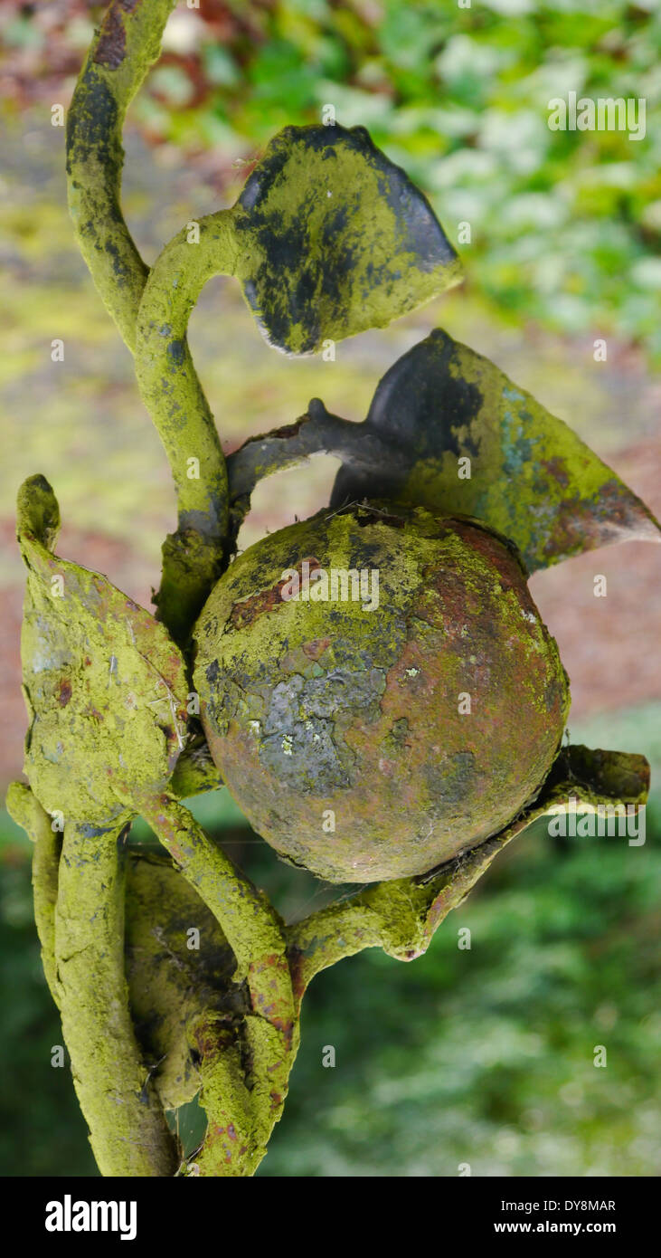 Vista parziale di abbandonati, negligente e ruggine cancellata in ferro battuto, Newcastle upon Tyne Foto Stock