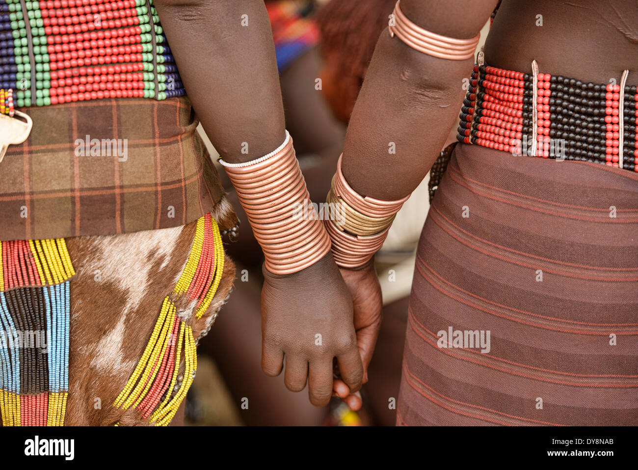 Hamer donne con bracciali a bull jumping cerimonia vicino a Turmi nella valle dell'Omo, Etiopia Foto Stock