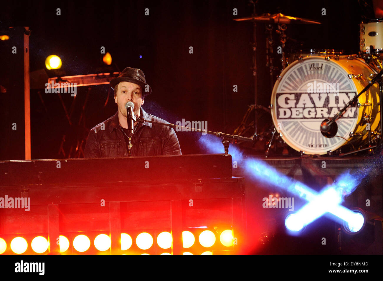 Toronto, Canada. Il 9 aprile 2014. Cantante americana e song-writer Gavin DeGraw esegue a Toronto il Teatro Queen Elizabeth. Foto Stock