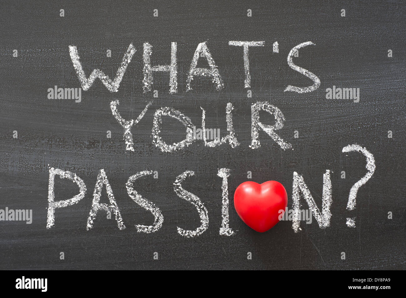 Qual è la vostra passione? Una frase scritta a mano sulla lavagna con cuore rosso simbolo Foto Stock