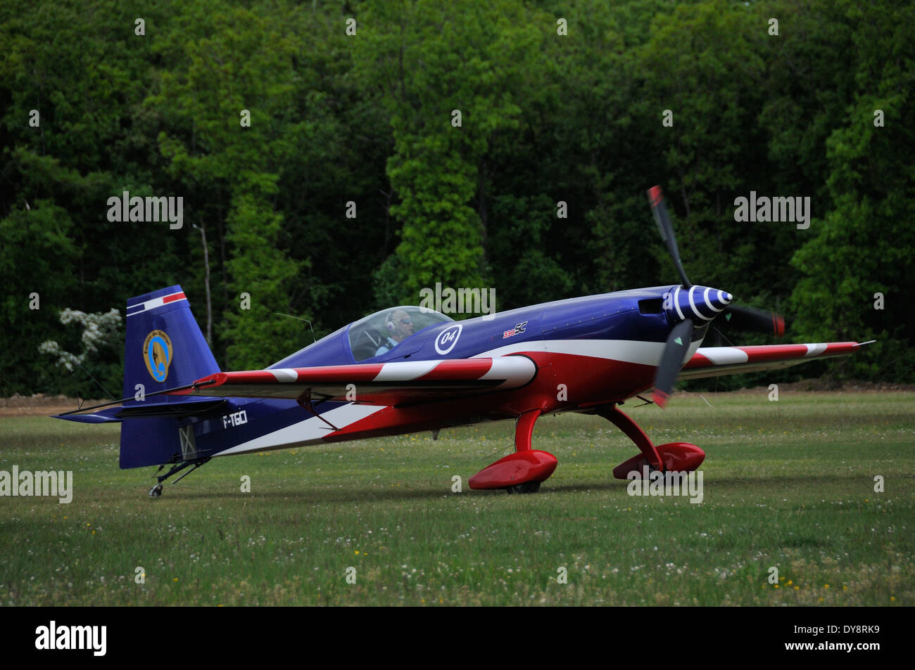 Extra EA-330SC a l'air show di La Ferte Alais Foto Stock