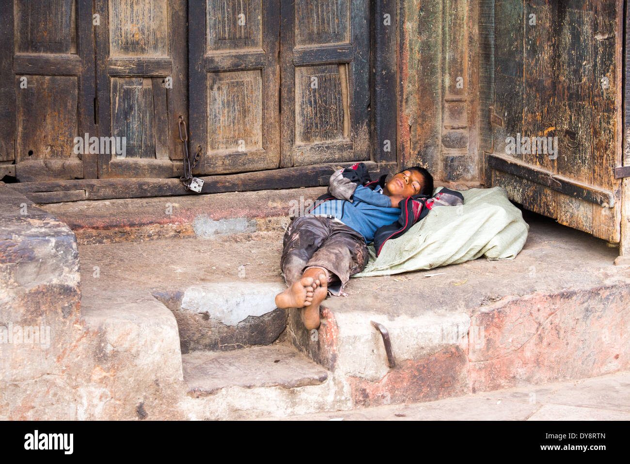 Senzatetto ragazzo nella Vecchia Delhi, India Foto Stock