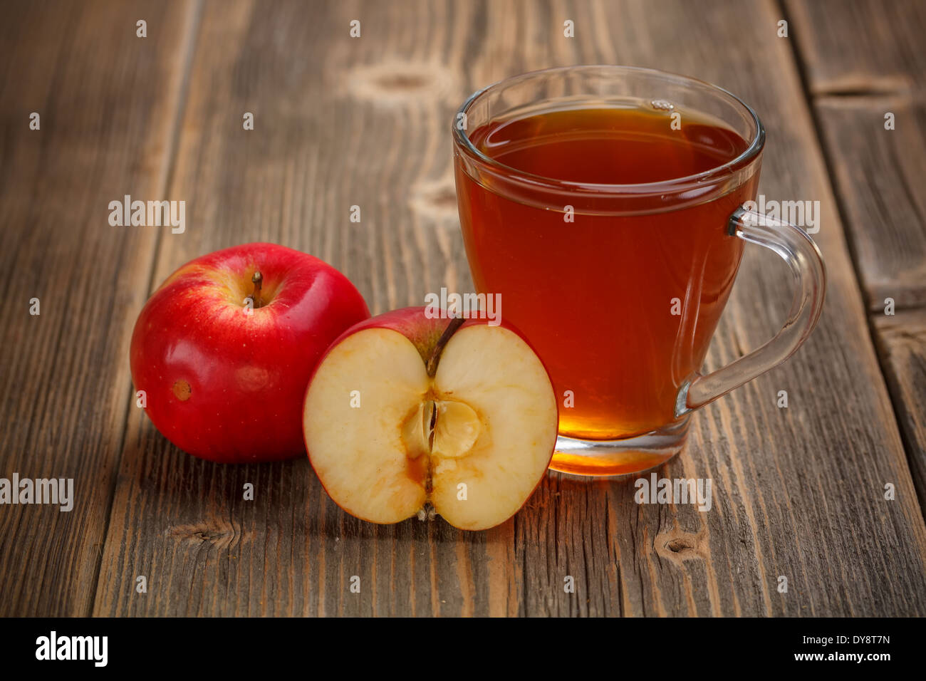 Il succo di mela in vetro su sfondo di legno Foto Stock