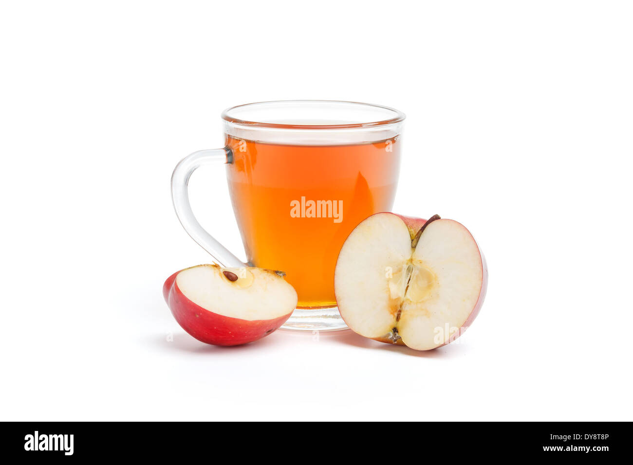 Rinfrescante succo di mela biologico su sfondo bianco Foto Stock