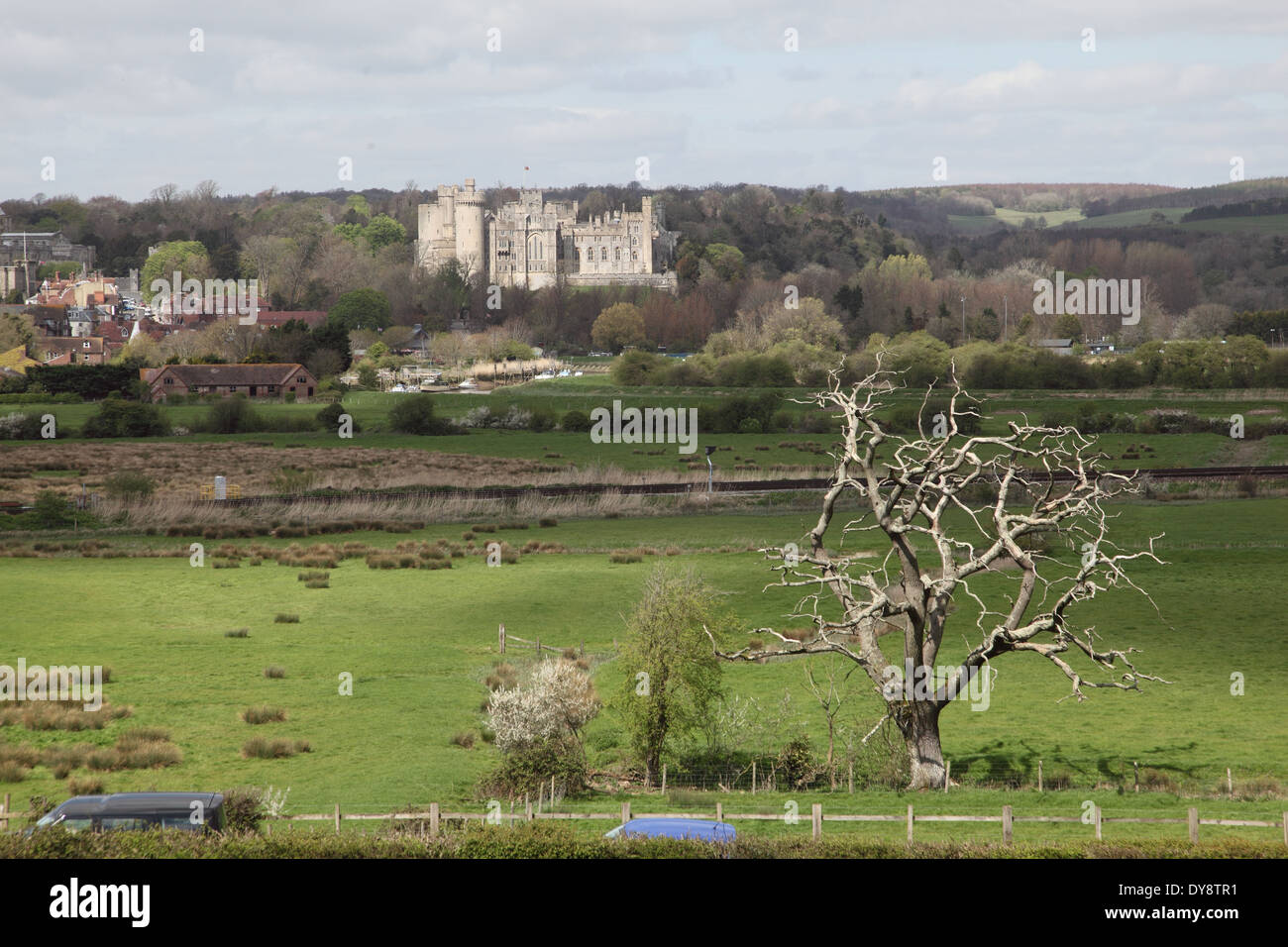 Castello di Arundel nella storica cittadina inglese di Arundel, West Sussex, visto attraverso la plian alluvione del fiume Arun Foto Stock