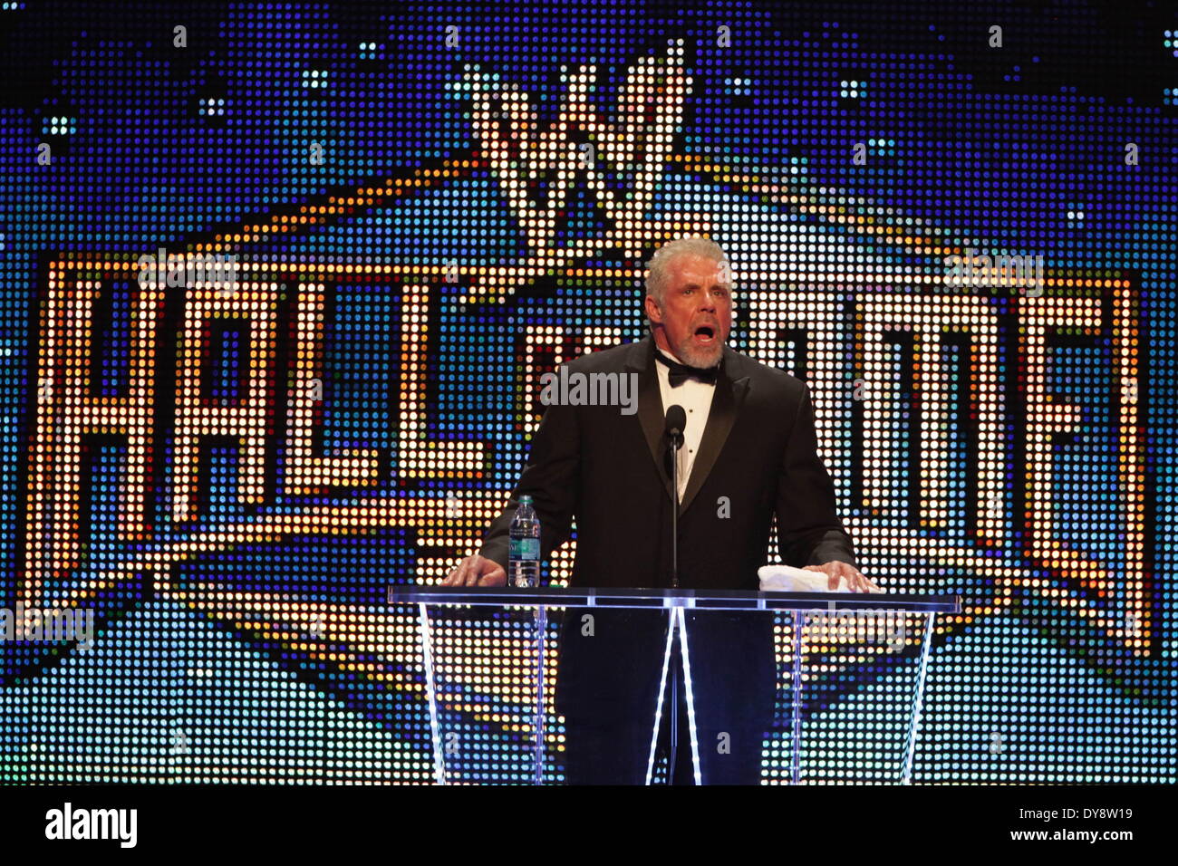 8 aprile 2014 - Warrior (nato James Brian Hellwig) era un americano di lottatore professionista, che hanno lottato più famoso sotto il nome di anello La Ultimate Warrior. Egli fu il più noto per le sue apparizioni in World Wrestling Federation (ora WWE) nella foto: la leggenda del wrestling Ultimate Warrior grida come egli parla al i fan del wrestling dopo essere stato introdotto nella WWE Hall of Fame a Smoothie King Center a New Orleans il 5 aprile 2014. (Credito Immagine: © Matt Roberts/ZUMA filo/ZUMAPRESS.com) Foto Stock