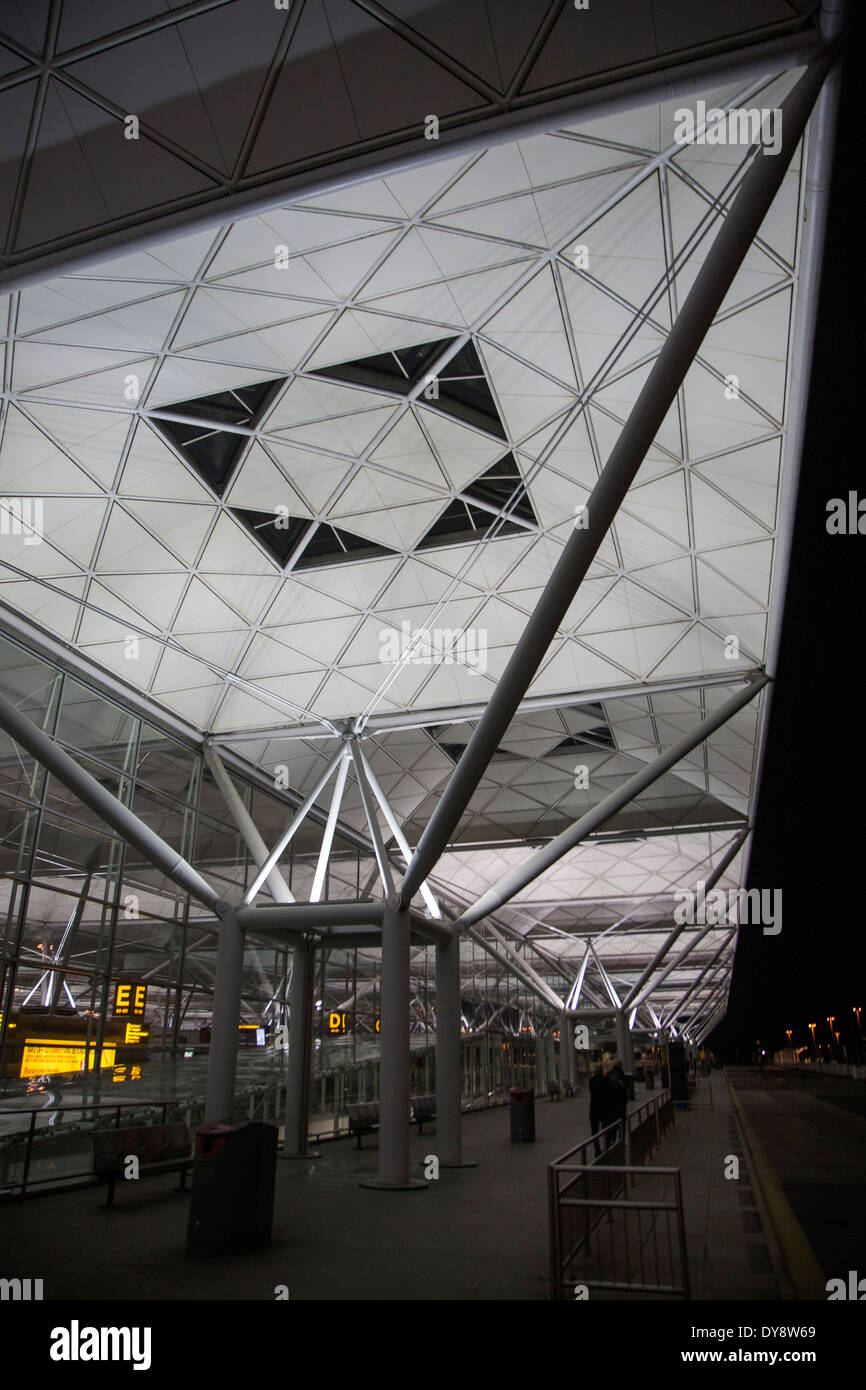 Dettagli architettonici illuminato da luci di notte, l'aeroporto di Stansted, Essex, Inghilterra Foto Stock