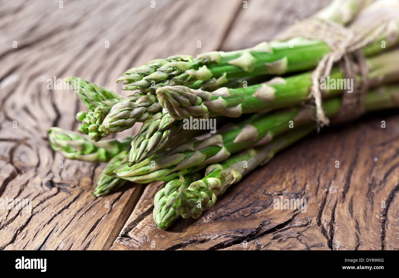 Mazzetto di asparagi su un tavolo di legno. Foto Stock