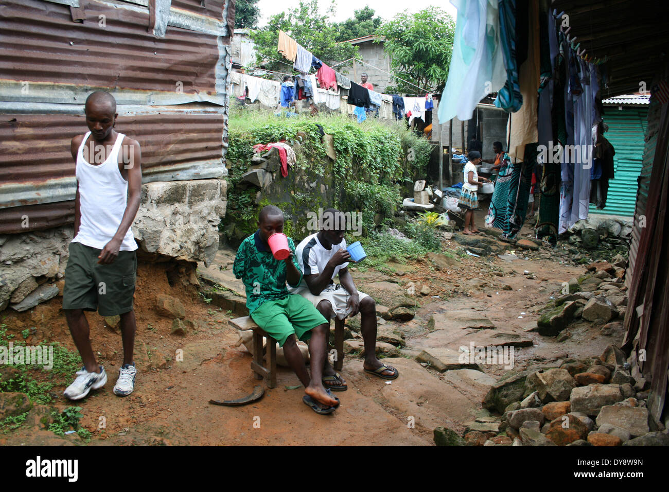 Joseph Allen, il mondo's top amputato portiere, trascorre del tempo con i suoi amici a casa sua a Monrovia, Liberia Il 3 ottobre 2 Foto Stock