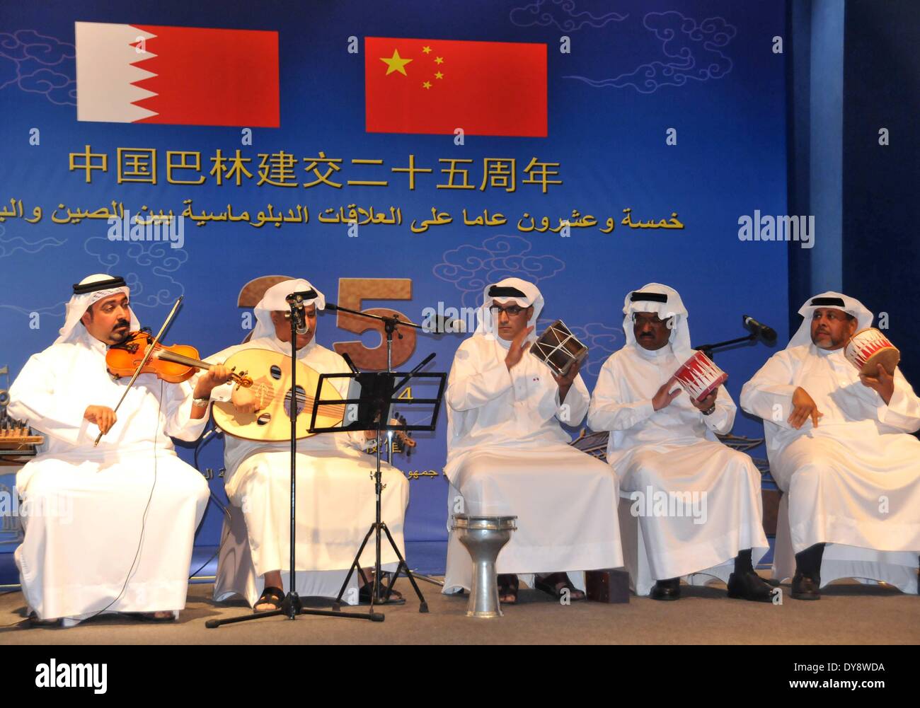 Manama, Bahrain. 9 Apr 2014. I musicisti del Bahrein eseguire durante un ricevimento in Manama, Bahrein, il 9 aprile 2014. Il ricevimento si è tenuto in occasione del XXV anniversario dell istituzione della i legami diplomatici tra Bahrein e Cina. © Wang Bo/Xinhua/Alamy Live News Foto Stock
