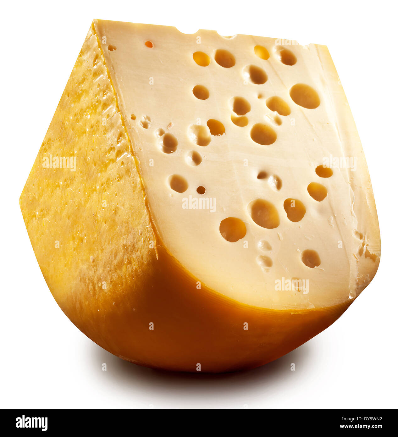 Quarto dei formaggi Emmental di testa isolata su uno sfondo bianco. I tracciati di ritaglio. Foto Stock