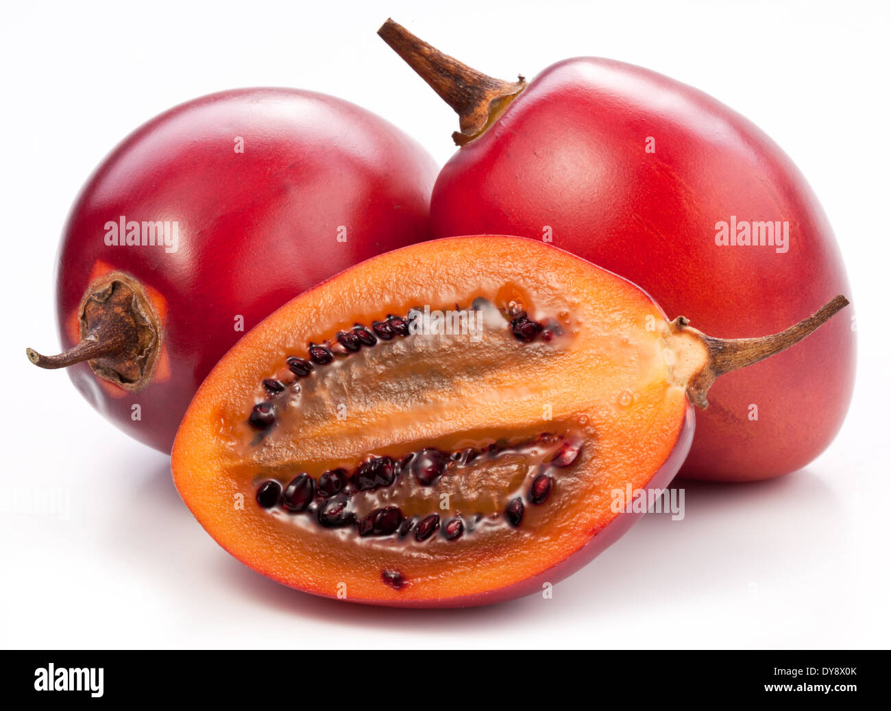 Tamarillo frutti con fetta su sfondo bianco. Foto Stock