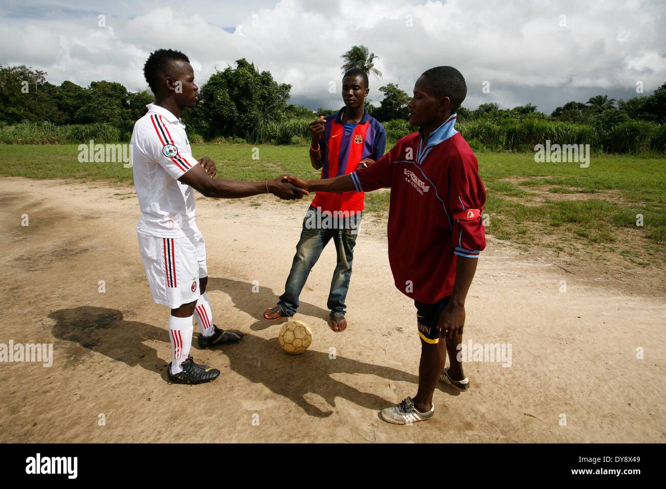Capitani agitare le mani prima di un amichevole tra Bo-Young Stelle (Liberia) e Gohn United FC (S/Leone) al confine della città di Bo ho Foto Stock