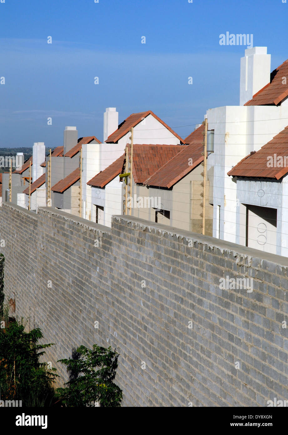 Sud Africa, Johannesburg, 2008:una comunità gated nei sobborghi settentrionali (Fourways Gardens). Graeme Williams Foto Stock