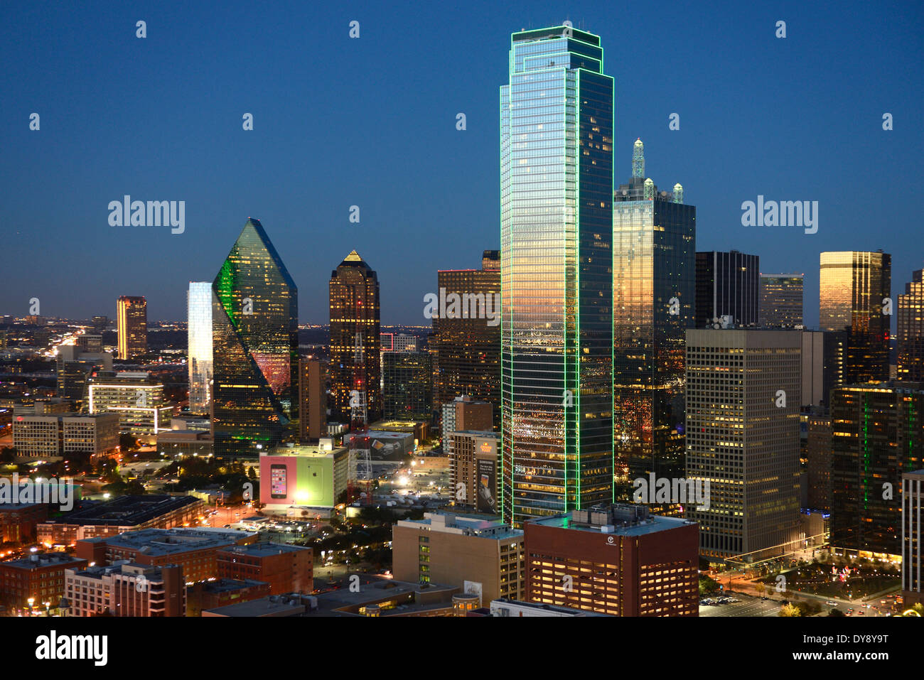 America del nord Texas USA Stati Uniti America Dallas grattacielo skyline del centro città crepuscolo glow tenebrologo urbano edifici, Foto Stock