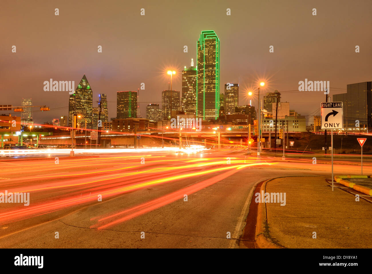 America del nord Texas USA Stati Uniti America Dallas freeway street proliferazione urbana urbano traffico di notte le luci dello skyline di notte Foto Stock
