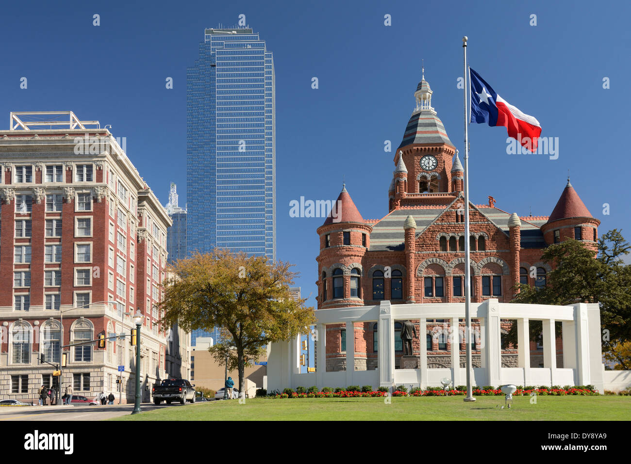 Nord America, Texas, Stati Uniti d'America, Stati Uniti, America, Dallas, Dealey Plaza, bandiera, edifici Foto Stock