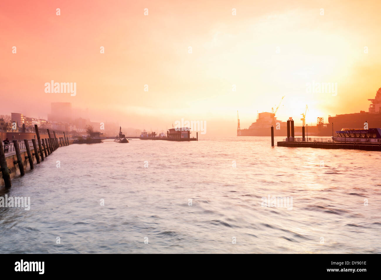 Germania, Hamburg St. Pauli, fiume Elba, porto di mattina Foto Stock