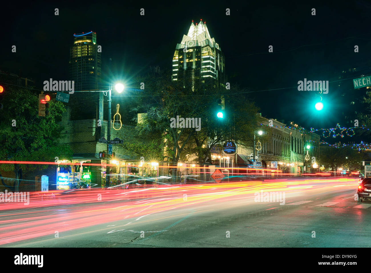 Nord America, Texas, Stati Uniti d'America, Stati Uniti, America, Austin, vita notturna, 6th street, luci, traffico, Foto Stock