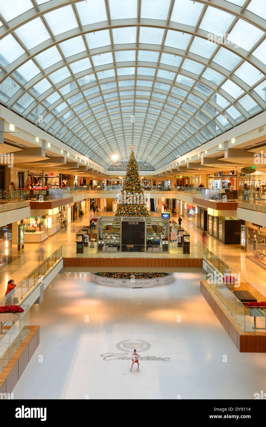 Stati Uniti d'America Stati Uniti America Texas Houston Shopping Mall Galleria pista di pattinaggio su ghiaccio albero di Natale architettura interni mall cupola di vetro, Foto Stock