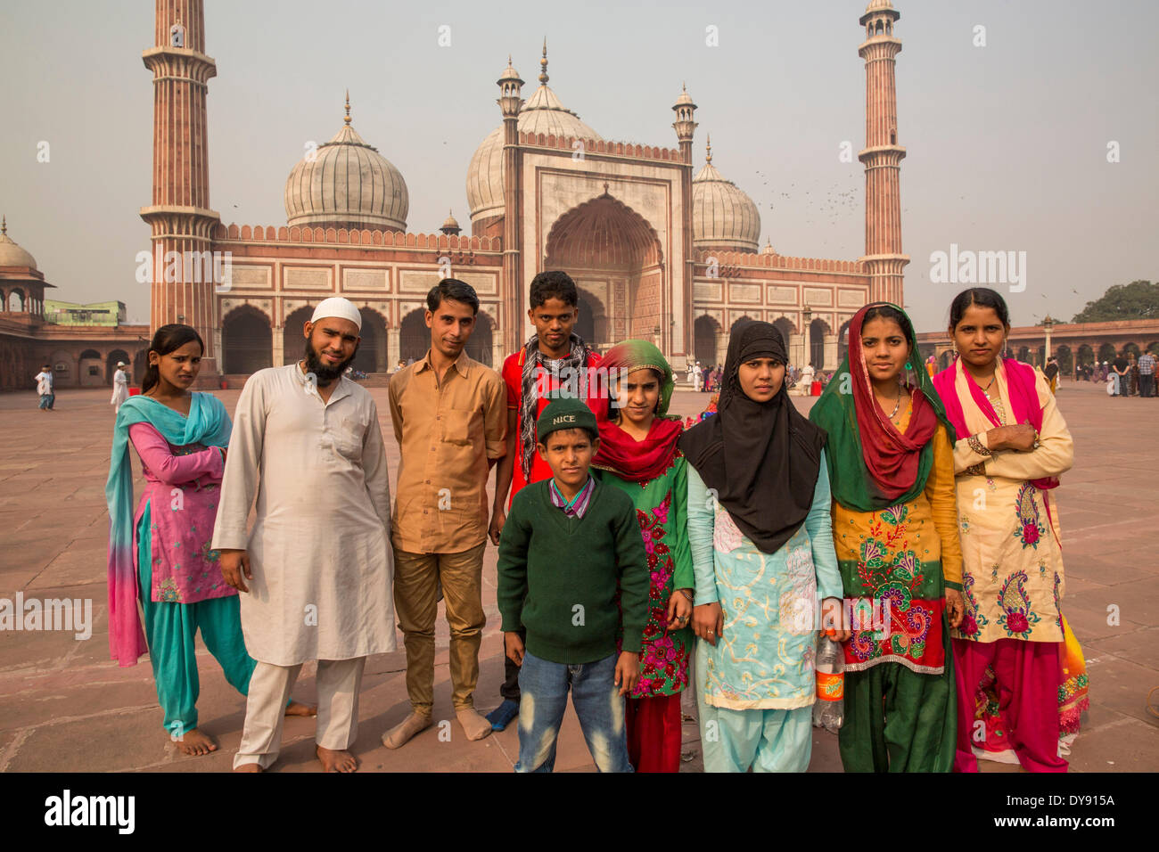 Jama Masjid moschea vecchia Delhi Delhi capolavoro Mogul L'architettura asia chiesa religione torri luogo persone gruppo indiano, Foto Stock