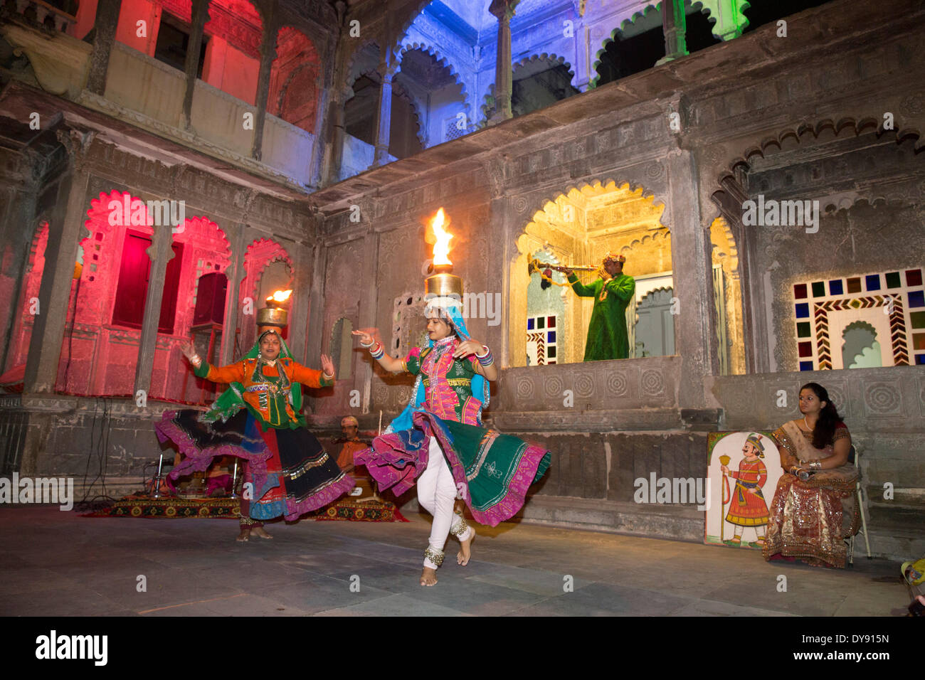 Performance di danza mostra Museo Bagore Ki Haveli Udaipur Rajasthan Asia India tradizione folclore tradizionale costumi nazionali, Foto Stock