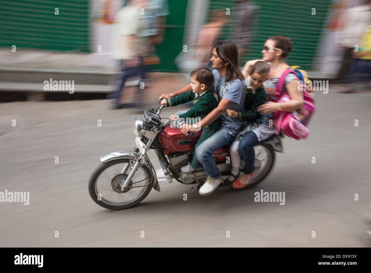 Motocicletta, scooter, guida, India, Asia, traffico, trasporti, famiglia, pericolose, Foto Stock
