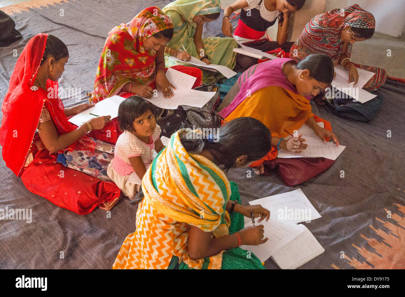 Sambhali, progetto, apprendistato, Jodhpur, Rajasthan, Asia, India, donna donne, scritti, lettere, leggere Foto Stock