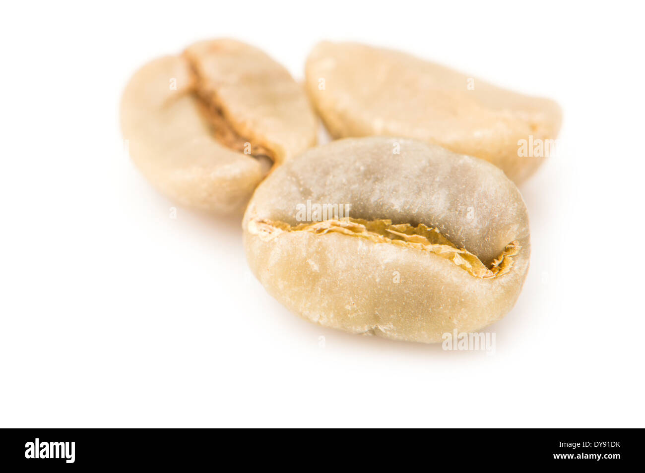 Arabica verde i chicchi di caffè isolato su un bianco di sfondo per studio. Foto Stock
