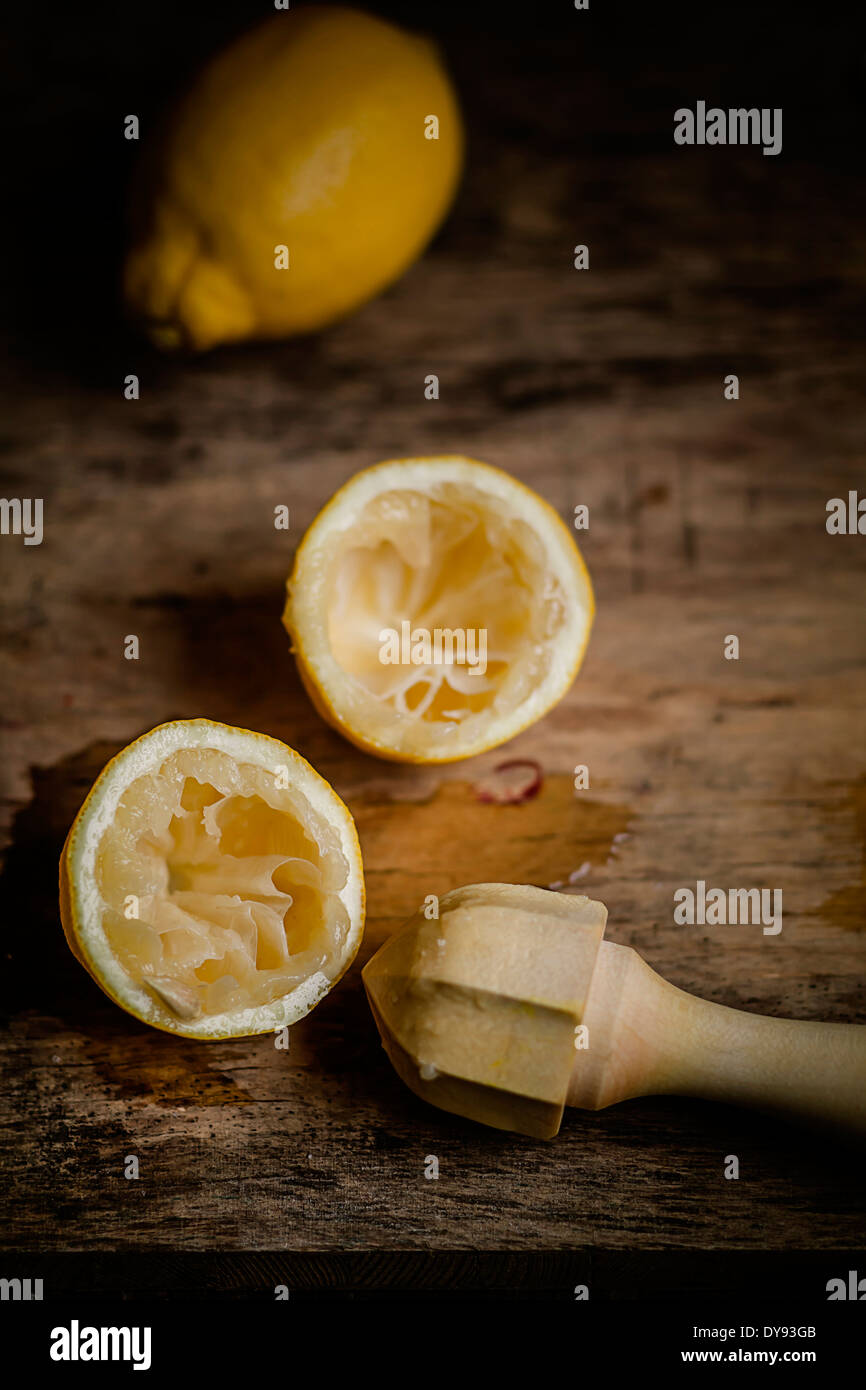 Halfs di limone spremuto,limone e legno spremitore limone sul tavolo di legno Foto Stock