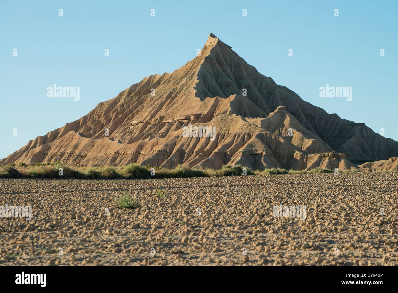 Scogliere erose da pioggia sul clay-solo l'area del parco naturale delle Bardenas Reales de Navarra Navarra, Spagna Foto Stock