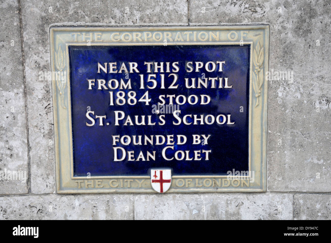 Londra, Inghilterra, Regno Unito. Lapide che commemora il sito originale di San Paolo scuola nel nuovo cambiamento (dalla cattedrale) Foto Stock
