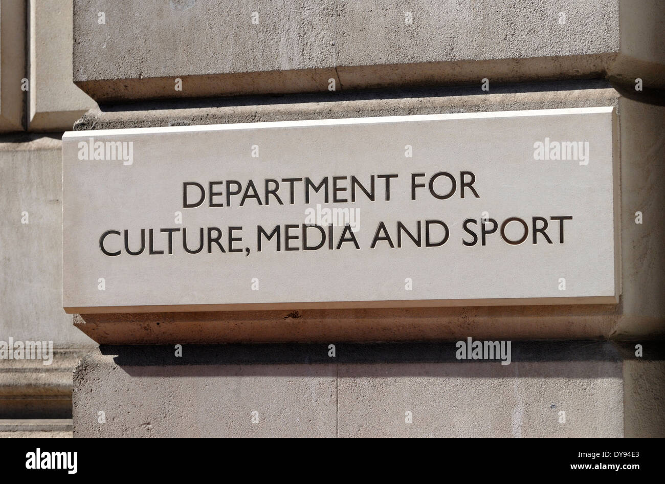 Londra, Inghilterra, Regno Unito. Dipartimento per la cultura e i mezzi di informazione e lo Sport - ingresso a Whitehall Foto Stock